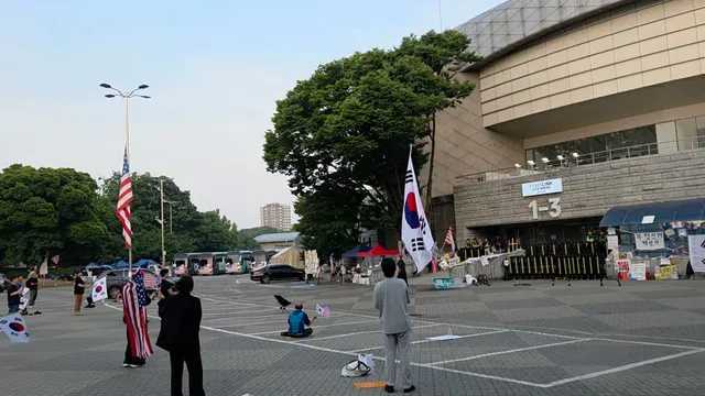 잠실 민주화 운동!

어제 새벽에도 애국가 완창

...