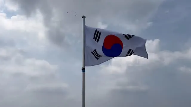 나 오늘 퇴근하고 북한산(백운대) 정상 갔는데 맨날 사람 많아서 줄서서 사진 찍는거 귀찮아서 좀 쉬다 내려오고 했는데,, 오늘 태극기 보니까 꼭