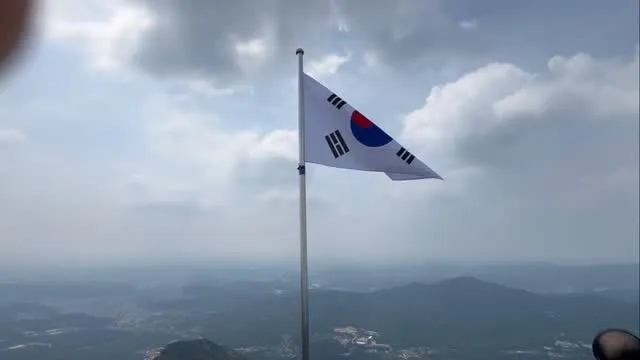 나 오늘 퇴근하고 북한산(백운대) 정상 갔는데 맨날 사람 많아서 줄서서 사진 찍는거 귀찮아서 좀 쉬다 내려오고 했는데,, 오늘 태극기 보니까 꼭