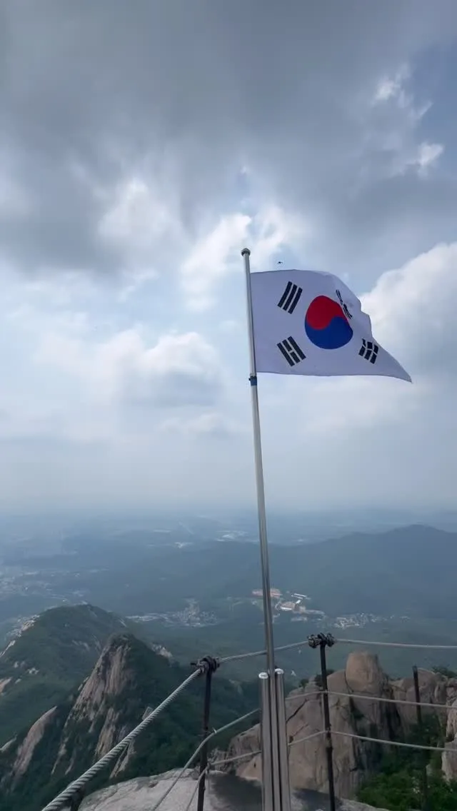 나 오늘 퇴근하고 북한산(백운대) 정상 갔는데 맨날 사람 많아서 줄서서 사진 찍는거 귀찮아서 좀 쉬다 내려오고 했는데,, 오늘 태극기 보니까 꼭