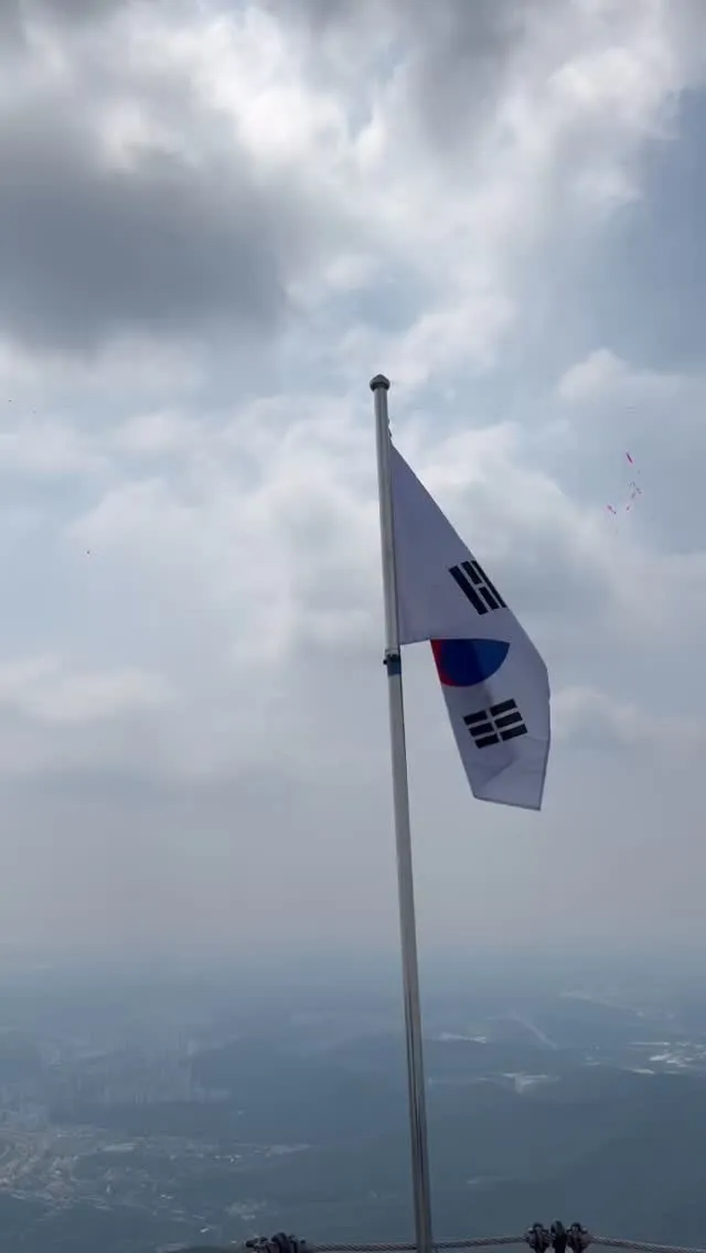 나 오늘 퇴근하고 북한산(백운대) 정상 갔는데 맨날 사람 많아서 줄서서 사진 찍는거 귀찮아서 좀 쉬다 내려오고 했는데,, 오늘 태극기 보니까 꼭