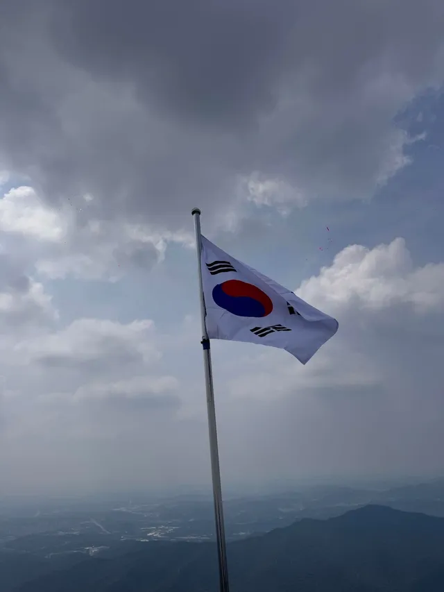 나 오늘 퇴근하고 북한산(백운대) 정상 갔는데 맨날 사람 많아서 줄서서 사진 찍는거 귀찮아서 좀 쉬다 내려오고 했는데,, 오늘 태극기 보니까 꼭