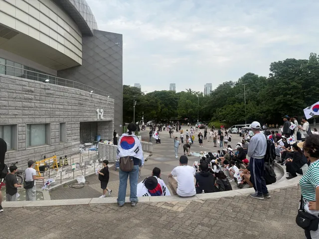 1층부터 인원 차고 있습니다. 새벽 대기 끝내고 나오려는데 많이 합류해주심 ㅠㅠ 너무 좋아 ㅎㅎ