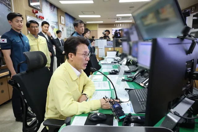 퇴임 앞둔 金총리, 올림픽공원 시위 대응 현장 경찰관 격려

김민석 국무총리가 퇴임을 몇 시간 앞둔 30일 밤 서울 송파경찰서와 송파소방서를 찾