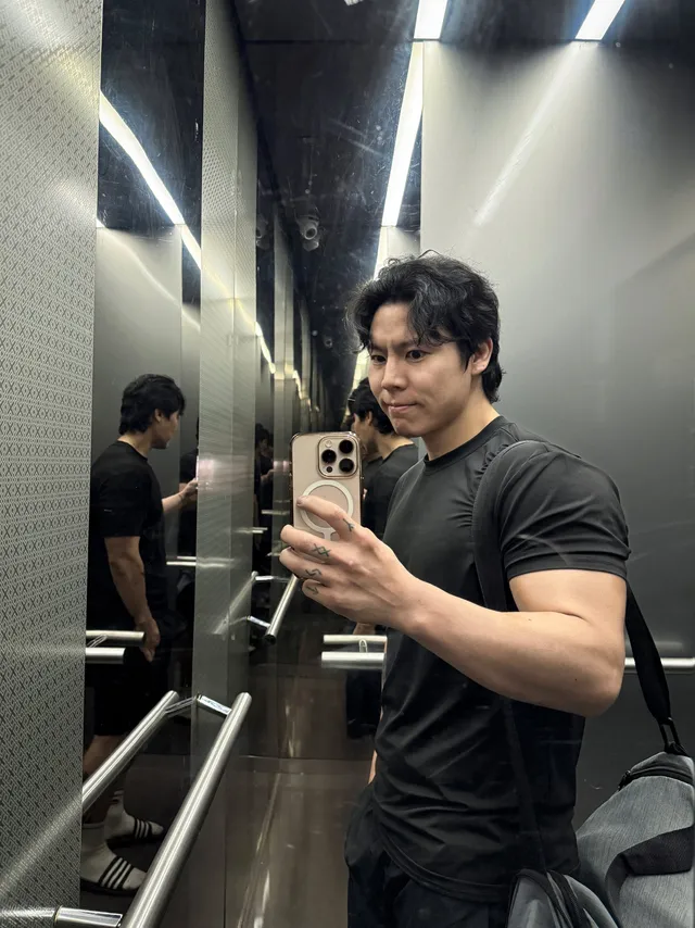 잠실 민주화운동 못갈때...
반국가세력과 조우했을때를 대비한 체력함량과
호신용품, 애국심 버프 유니폼 구비
현생 잘 살면서 ‘침묵과 방관’하지 