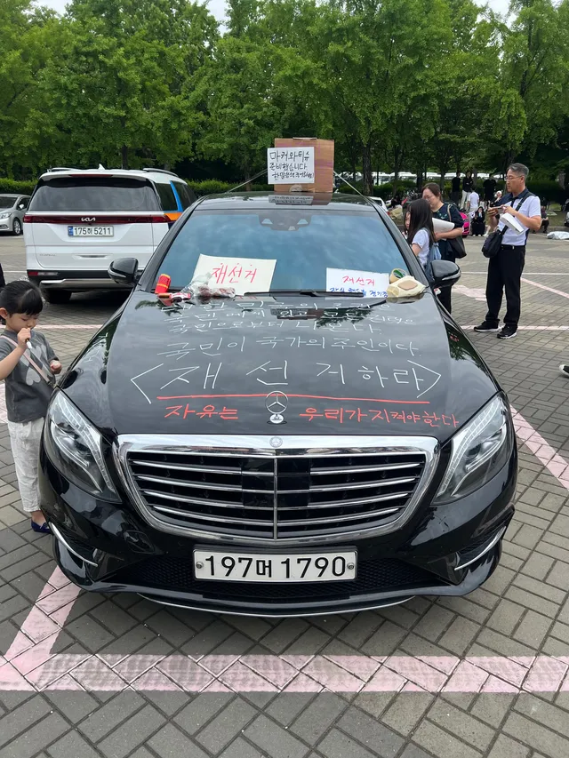 실시간 올공 속보

어떤 민주주의 지지자가 애들을 위해 벤츠 S클래스를 희생하심 !!

애들아 낙서 많이해도 된다