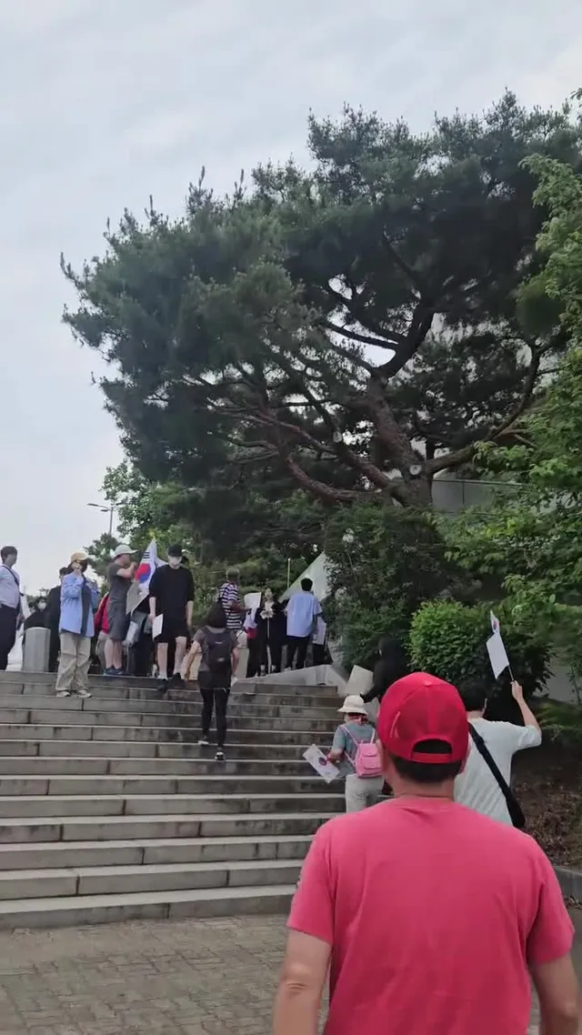 박스 탈취될 조짐이있다고합니다
박스가움직이는게 보였다네요 선관위가 박스들고나오려고한게아닌가 의심 1-4.
1-2도 부족. 사람몰리면서 부족한부분