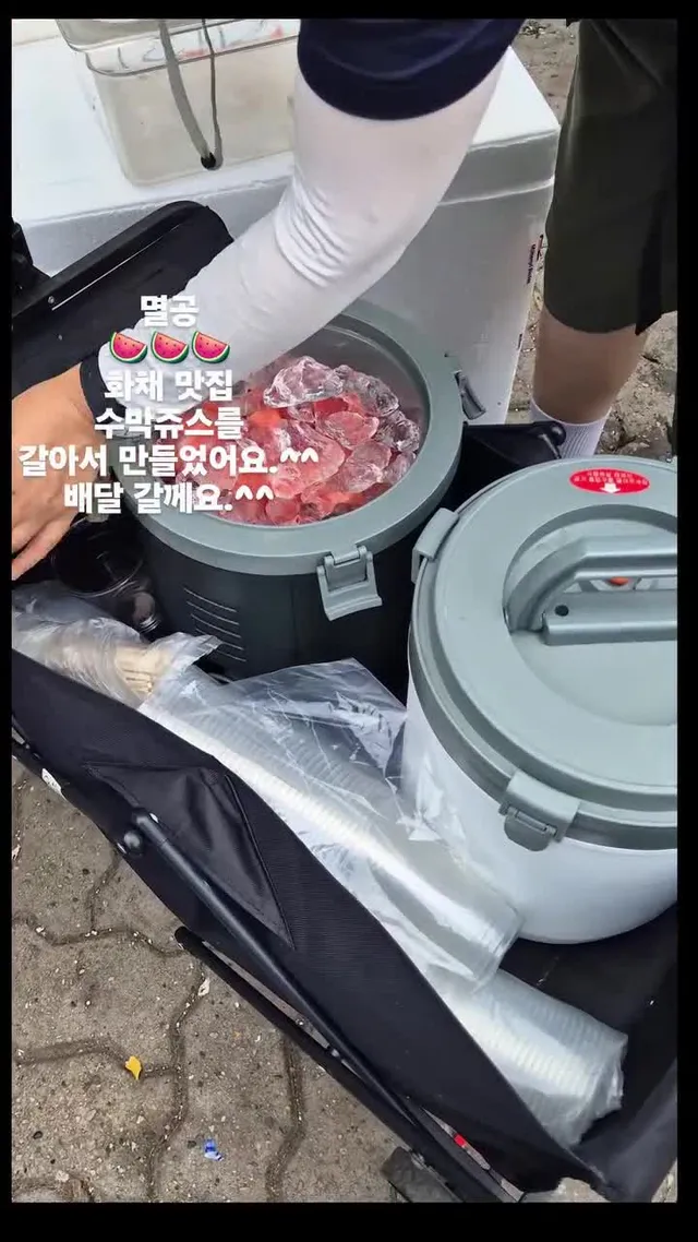 올공 🍉 화채
날씨33°C
올공 구석구석 배달갈께요.^^
#올림픽공원 
#수박
#여름
#자유대한민국만세