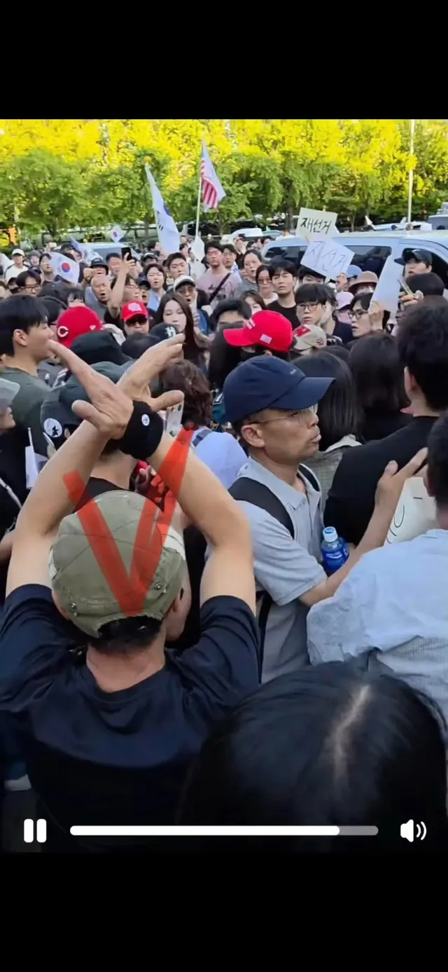 여러분 이태원사고때도 수신호 기억나시죠? 잠실에는 뿌락치도 많습니다. 
괜히 큰소리내거나 경찰과 부딪히는놈이 범인입니다.—퍼옴