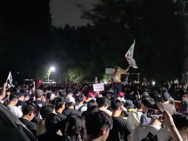 2026.06.03

6.3 당일 투표용지 부족 소식과, 이어진 출구조사를 보고 욕이 터졌나왔다. 집에서 화를 못 삭이는 나에게 와이프가 던진 