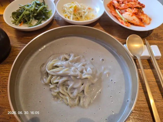 늦은점심. 🍚 
오늘 엄청 바뻐서 이제 점심.🫠
메뉴는 콩국수. 난 소금파.😋😋😋
여름엔 이거 진짜 최고. 근데 솔직히 좀 비싸다🤔�
