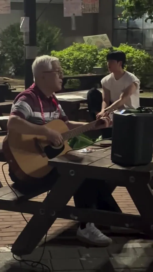 CU 옆 벤치에서 홀로 아리랑 연주 중이신 어르신🥹