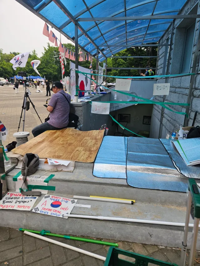 1-3 지하입구 테이프 있었는데 떼지고 안에 입구테이프도 누가 건드렸네요