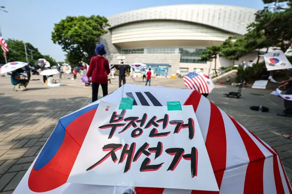 ‘잠실 개표소 봉쇄’ 27일째…시위대, ‘주최 없는 시민 집합’ 고수

6·3 지방선거 투표용지 부족 사태로 시작된 ‘잠실 개표소 봉쇄’ 시위가