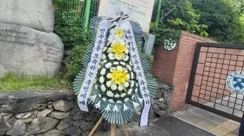 배재고 사건을 바라보며
자유시민들은 반성해야한다.
아이들의 자유를 지켜주지 못했으니

아이들이 계엄고 반란군의 자식이라는 
조롱을 받아도 눈물지