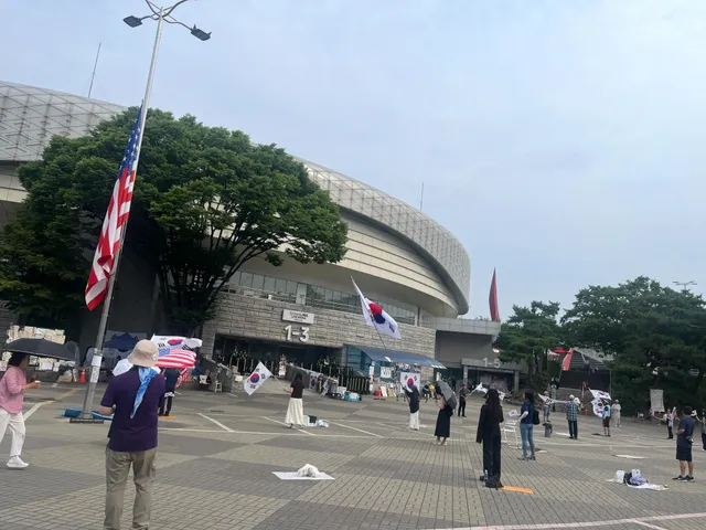 7월 1일 (수) 오전 8:00
오늘은 저녁에 일정이 있어 아침에 나와보았습니다. 저녁과 분위기가 다르지만
1-3 에서 여전히 구호는 끊김이 없