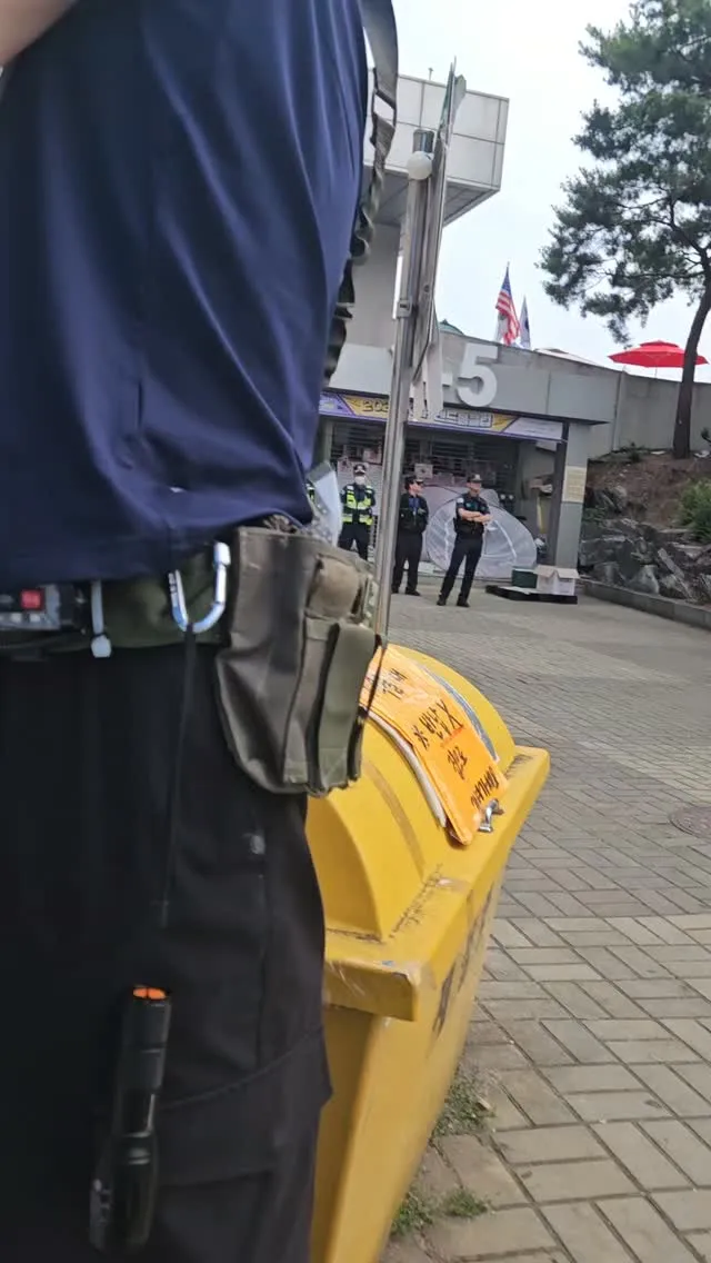 얘가 1-3 지하입구 테이프 떼고
소화기도 다른 사람이 본인 차에 있는거 갖고 온건데 자기가 지원받은거라고 가져가려하네요