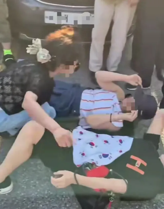 눈물이 펑펑 흐른다
젊은이들은 뒤로 물러나란다
이게 나라냐. ㅆㅍ

선관위 앞
