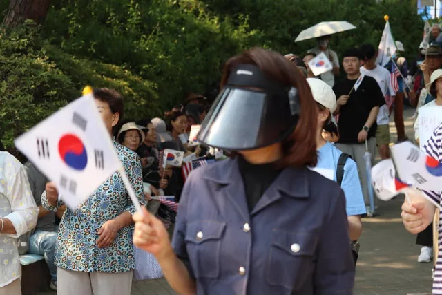 어제 다시 올림픽공원에 다녀왔습니다.
그 뙤약볕 아래에서 변함없이
“부정선거, 재선거! 당일투표 수개표!”를
외치고 있었습니다.

그리고 오늘,