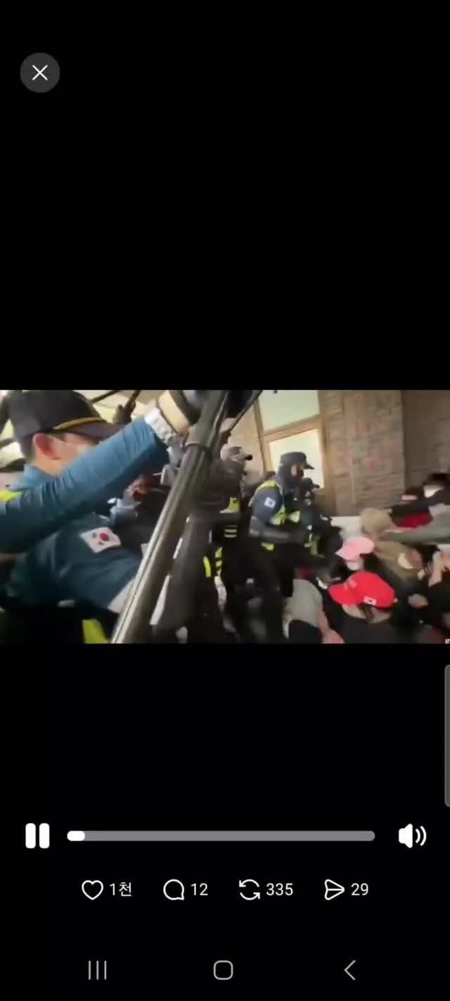 캡처 따둔 영상

스레드에서 안보일때마다 올린다

올릴라고 캡쳐 따놈
실시간으로 본 그날을 잊지 않는다