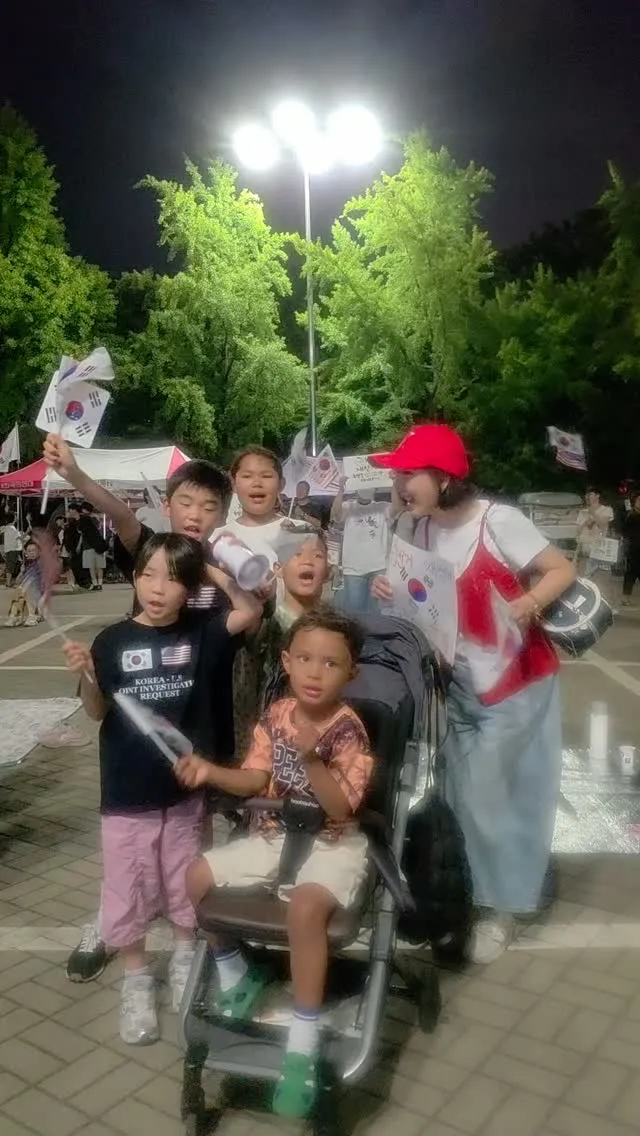엄마와 함께 올공 고고~🥰
박근혜 대통령 탄핵 정국, 조국 사태, 그리고 지난겨울까지 애국 보수 집회 때마다 거의 매일 아스팔트를 지키셨던 울
