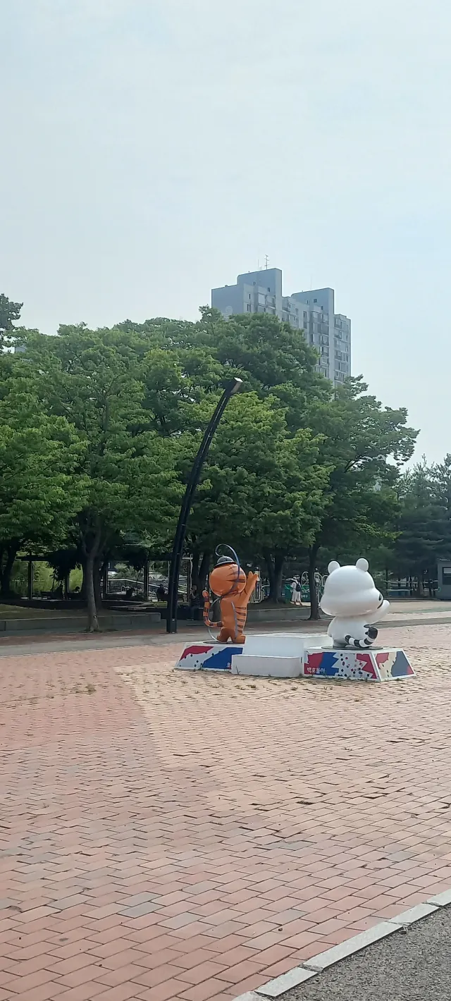 26.07.01 올림픽공원의 아침근황... 
휴무일날  새벽예배 드리고 올공으로... 극내향인인데 먼저 말거시는 분은 어르신밖에 없었다.. 더우