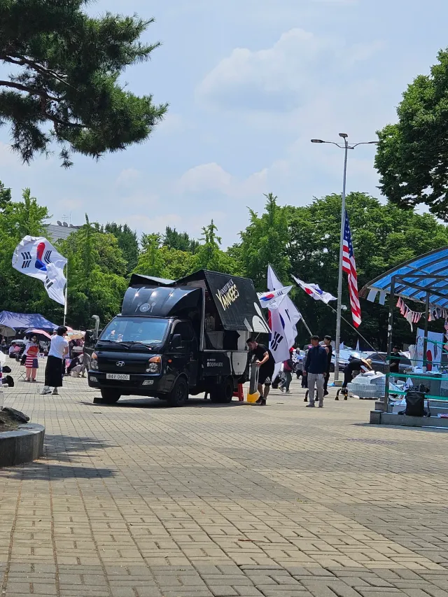 푸드트럭 완네요 1-3입구 오른편입니다

오신 김에 1-5 에서 드시면서
한미공조국제수사 서명 부탁드려용🤗