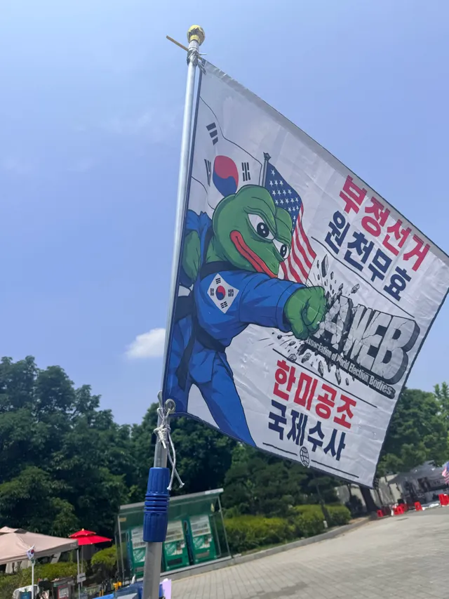 페페 동료가 생겼습니다
하늘색이 더 이쁘요

며칠 들고 다니니 때탄 흰 페페
오늘도 안전하게