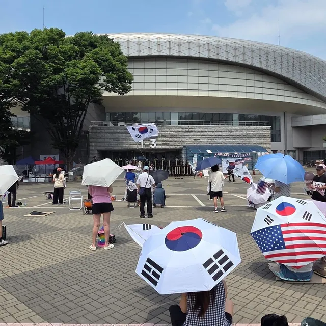 올림픽공원 부정선거 재선거 집회 참여했다.
태극기를 쉼없이 흔들었다.
멸공