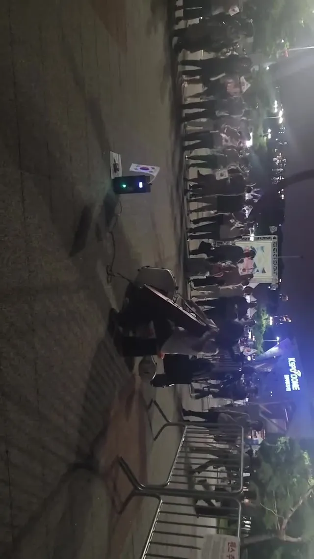 여전히 평화로운 잠실 올공

홍콩 민주화, 천안문 사태처럼 분열되지 않기 위해
오늘도 게이트별로 분탕러들과 씨름하고있지만
세력으로 들어온 인간들