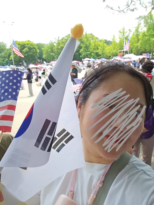 삼성갤러리 기본 모자이크가 업뎃이 이상해져서 블러가 더 뿌옇게가안돼서 그냥 펜으로 그음 ㅠㅠ
코가 너무크게 나와서 코 좀 가리고싶었어 ㅋㅋㅋㅋㅋ
