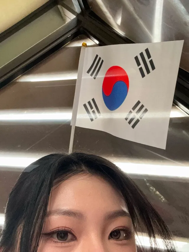오늘 내가 가서 겪어본 잠실은 모두가 중립에서 
선관위와 싸우고 있는 이들이 대부분이였다 
너 나 할 것 없이 쓰레기를 줍고 치우고 있었으며
모
