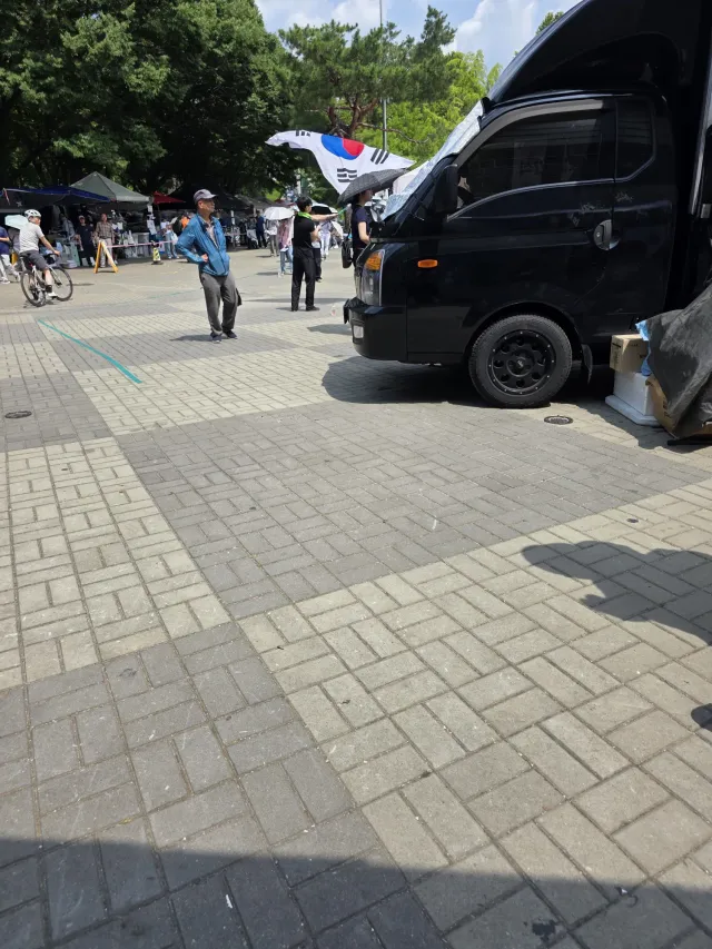 역대급으로 뜨겁네요 ㄷㄷㄷ 
대형 태극기 봉들도 상태가 안 좋은 것들만 있어서
힘이 더 드네요 ㅠㅠ 
이럴 거면 4호 사놓은 거 가져올 걸..