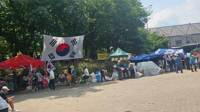이 건너편에서 어느 젊은 여인과 이것저것 많은 얘기를 나눴다.
말이 통해서 좋았다.
11개월된 아이를 안고있는 여인은 그 위에 형이 있다는데, 