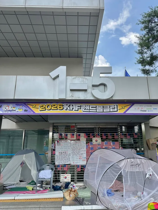 1-5 지원와줘🇰🇷
한 분 밖에 없어서 못 움직이고 지키고있어