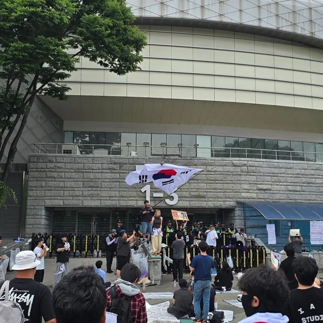 마산 내려가기전 마지막 목소리 외치러 왔습니다.
자유는 거저 얻어지는게 아니라는것을 명심하고 명심해야됩니다.