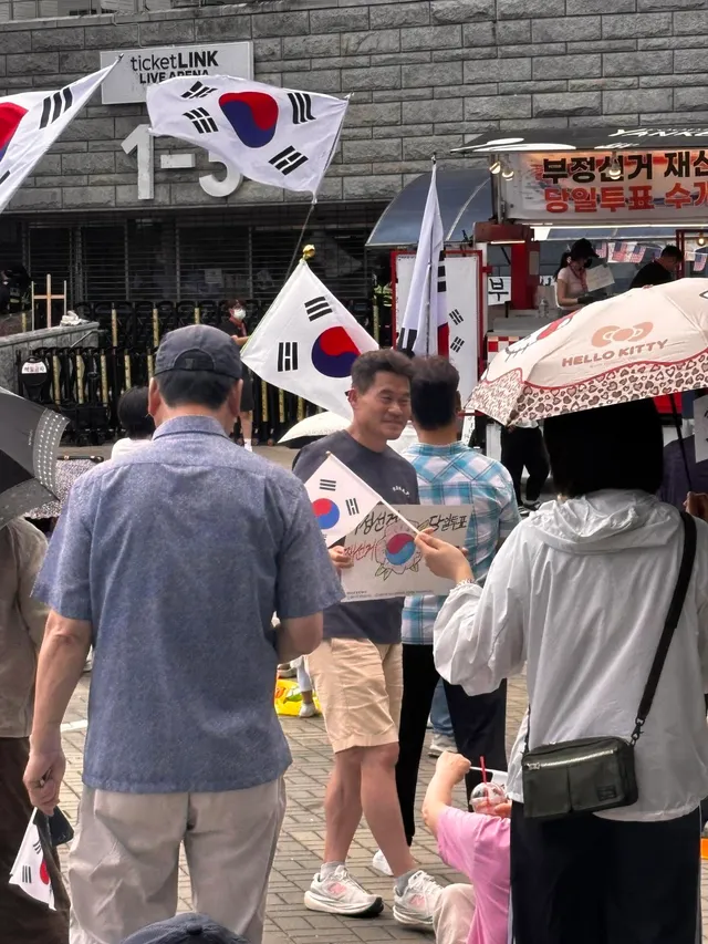 실시간 #황교안 대표님
#전한길 선생님 올공 오셨어요~

황교안대표님 응원하는 분들 토닥이시며
힘내라고 응원해 주셨어요

날은 덥지만 화이팅!
