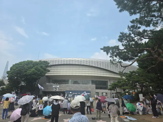 올공 다녀올때마다
자원봉사 해주시는 분들 보며
참 미안하고 고마운 마음이야.
전세계에 이런 곳이 있을까?

분탕질하는 글들 믿지마.
 
여전히 