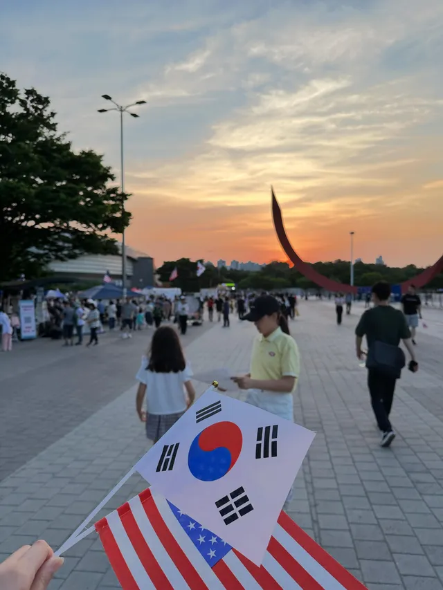 생일날에 가족 모두 올공 가서 외치고 왔어. 그동안도 참 외롭고 힘들었지만 요즘 더더욱 아이들 생각하면 눈물 난다. 주님 우리나라를 굽어살펴 보