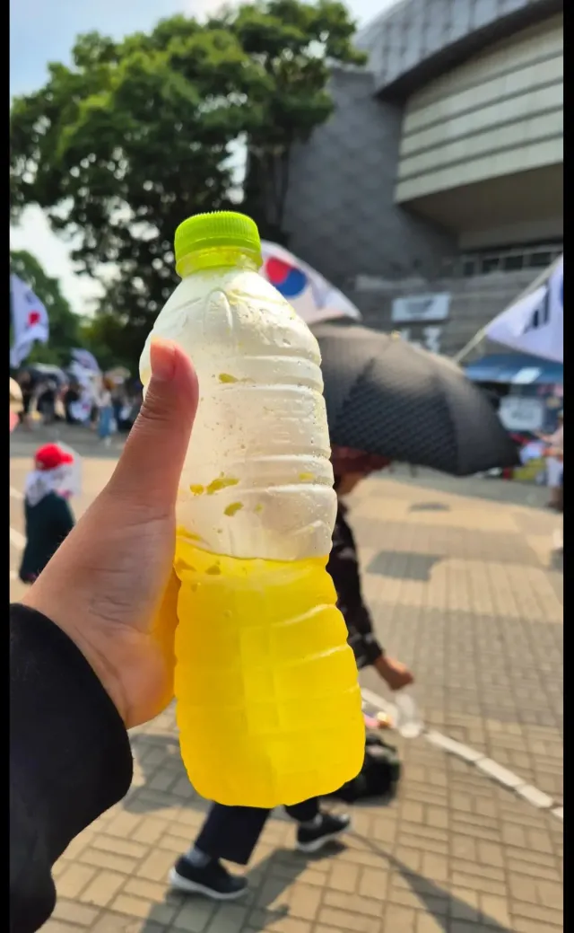 올공 1-2 임시변소 오줌통이 사라져서 찾고있었는데
이분 왜 이걸 드시고계세요????ㅠㅠㅠㅠㅠ🥵

보수우파한국남자님들 올공에서 우파박카스라고 