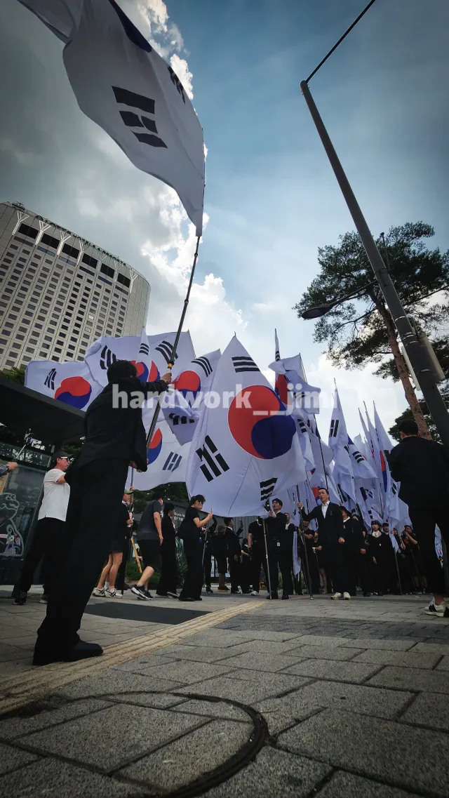 늦엇지만 28일. 
플래그데이 다들 정말 고생 많으셨습니다.

사진 찍다보면 날리는 사진도 많고,

이번에 카메라 데이터 폭파이슈로
사진복구를 