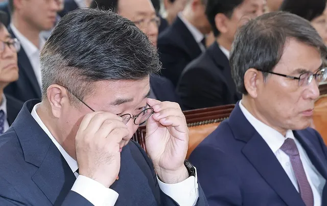 행안장관 "참정권 심각하게 침해…국민께 진심으로 사과"

윤호중 행정안전부 장관은 6·3 지방선거 투표용지 부족 사태에 대해 "참정권이 심각하게