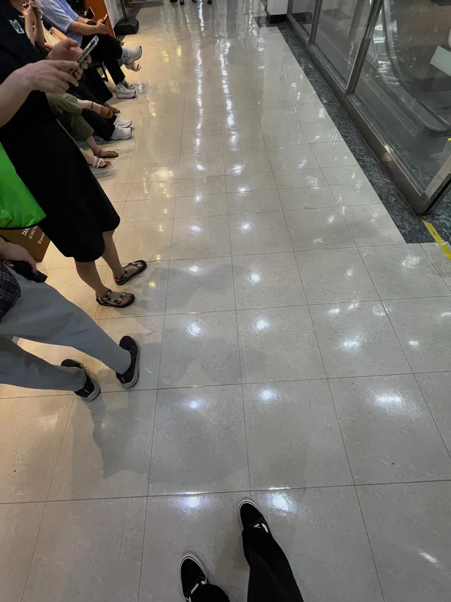 저녁 묵고 올공 간다.

빨리 문을 여시라...

광화문 올 때마다 오는 곳!!!!