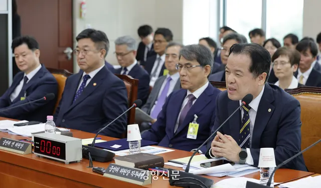선관위 “여야·시민단체 입회하 ‘잠실 개표소 공개검증’ 찬성…앞으...

중앙선거관리위원회가 1일 ‘잠실 개표소 봉쇄 시위’로 서울 송파구 올림