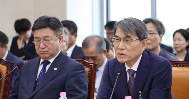 여야 모두 선관위 맹폭 “가족 채용 소굴…청년 세대에게 안부끄럽나”

여야 모두 선관위 맹폭 가족 채용 소굴청년 세대에게 안부끄럽나  김남희 청