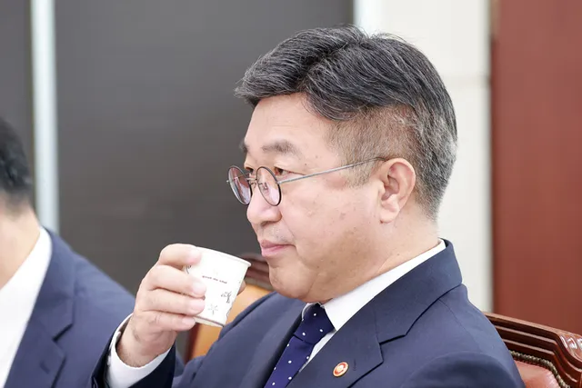 행안장관 "심각한 참정권 침해 사과…개표소 시위, 불법행위는 수사"

행안장관 "심각한 참정권 침해 사과…개표소 시위, 불법행위는 수사"6·3 