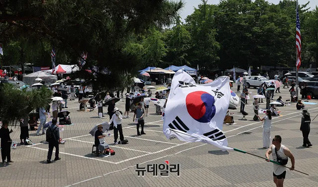 잊혀져도 올공 나가는 이유는 … "단 100명이라도 '선거 부실' 외쳐야죠...

무더위가 이어지면서 집회 현장을 찾는 시민들의 발걸음도 눈에 