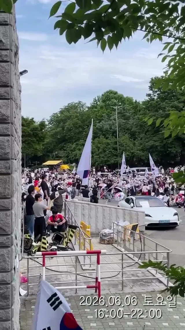 오늘날 우리가 당연하게 누리는 권리와 자유는
지난날 누군가의 관심과 참여 속에서 지켜져 왔다는 
사실을 기억해 주셨으면 합니다.

지금 침묵하면