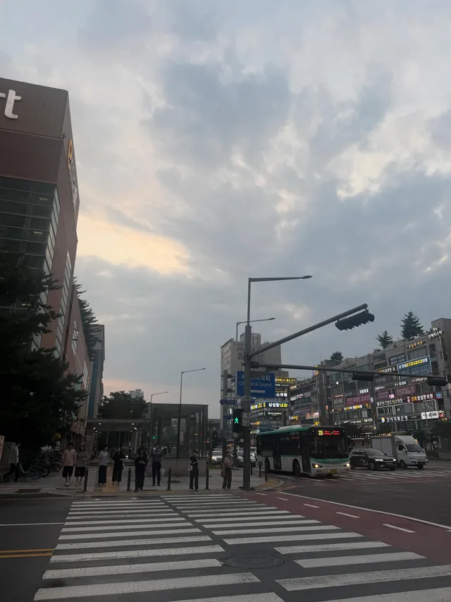 오늘 부천 첫집회 
비와서 걱정했는데 맑아져서 다행이네욥☀️
