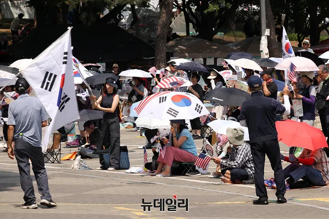 "발길 끊으면 작은 불씨도 꺼질 것 같아 … 기업도 절차 따지는데 공적...

"퇴근길에 잠깐 들렀다. 확실히 초반에 비하면 사람도 많이 줄었고